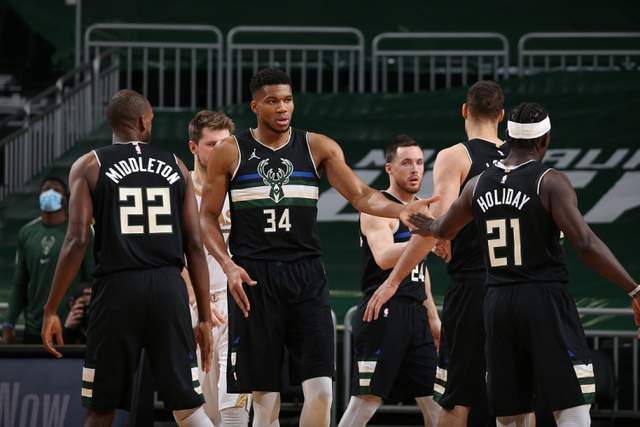  雄鹿大胜热火锁定东部榜首  